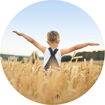 un enfant dans un champ de blé