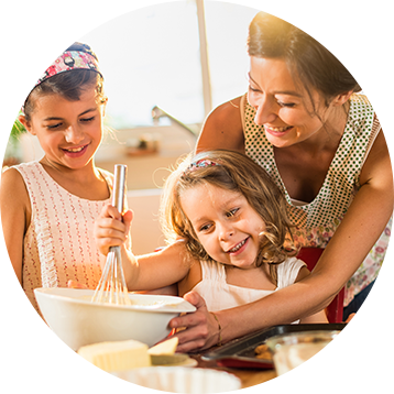 une maman qui cuisine avec ses deux enfants