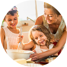 une maman qui cuisine avec ses deux enfants