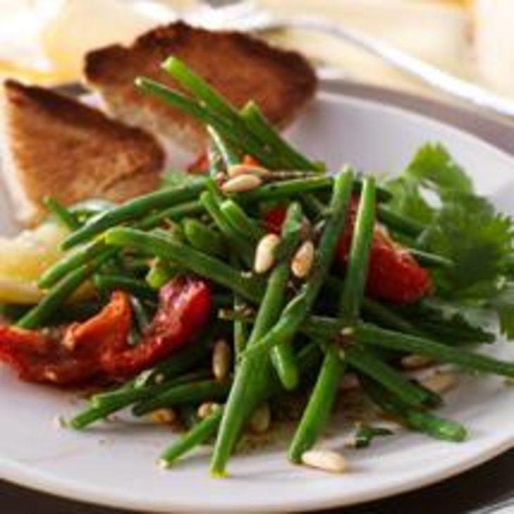Salade de haricots verts et tomates confites, madeleines à la tapenade