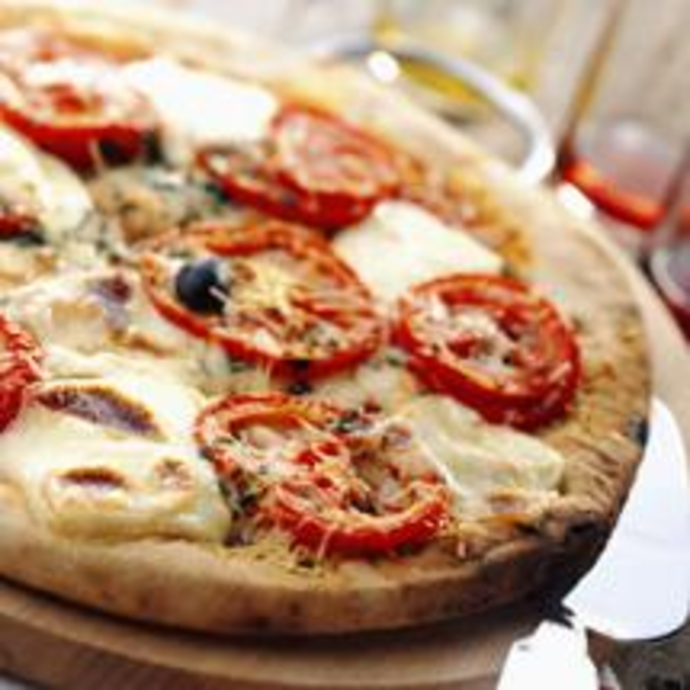 Pizza chèvre, tomates provençales et olives