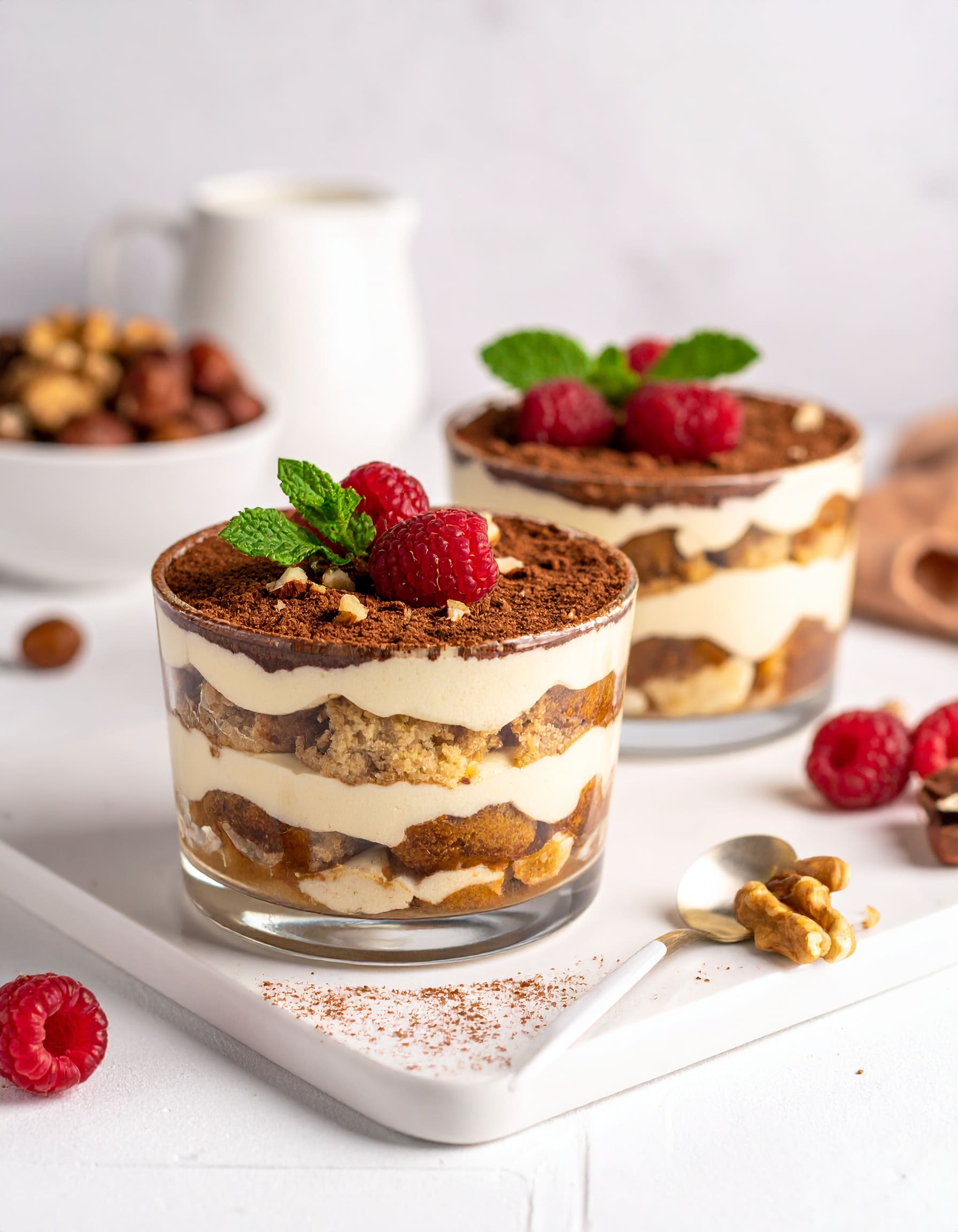 Tiramisu aux noix, noisettes et framboises