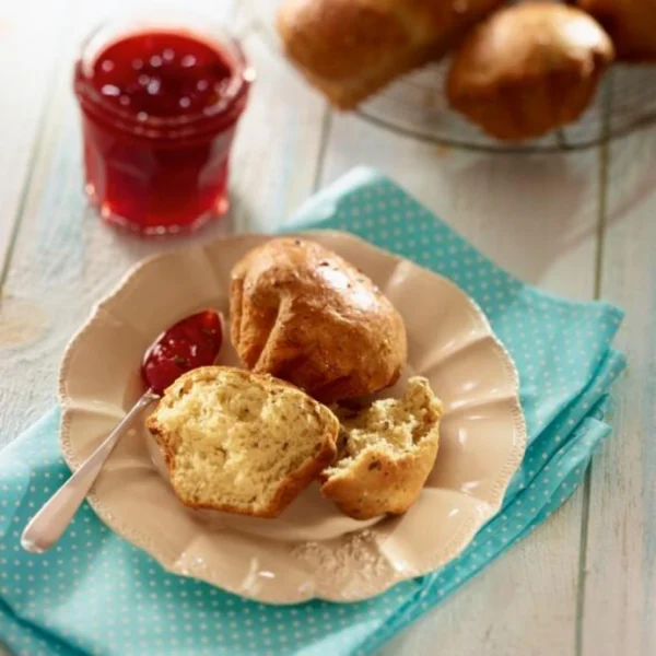 Brioche aux graines et confiture de fraise maison