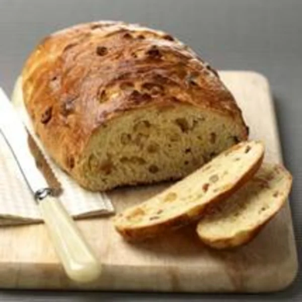 Brioche aux pommes, raisins et noisettes