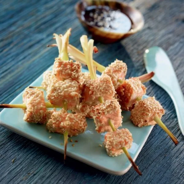 Brochettes de saumon pané au sésame et caramel de soja