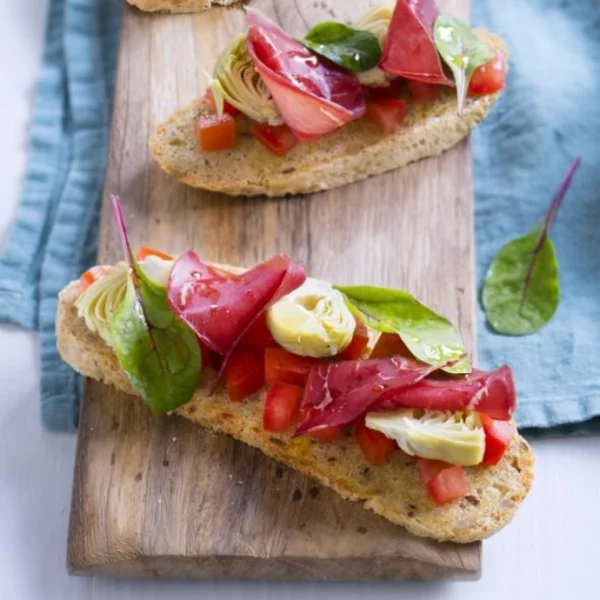 Bruschetta tomates, bresaola, coeurs d’artichauts