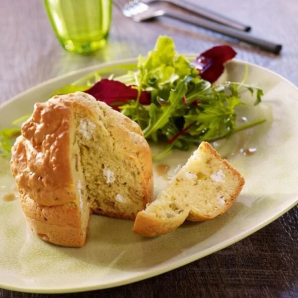 Cake au fromage, olives vertes et romarin