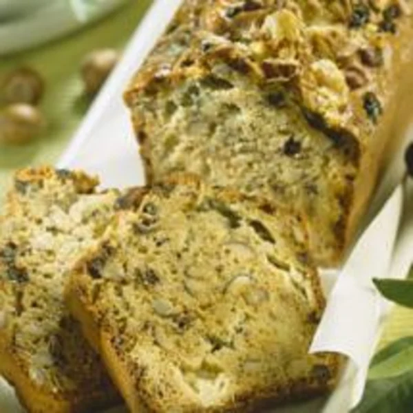 Cake au roquefort, raisins et noisettes