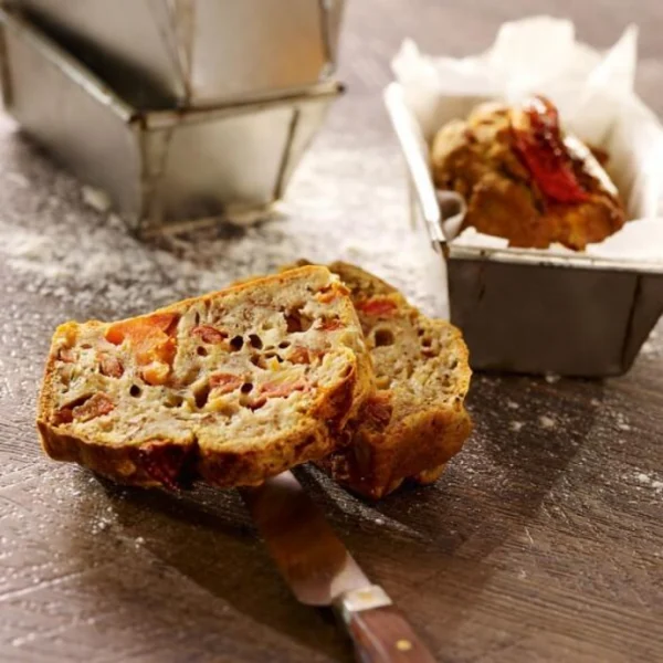 Cake aux tomates confites, noix et tapenade