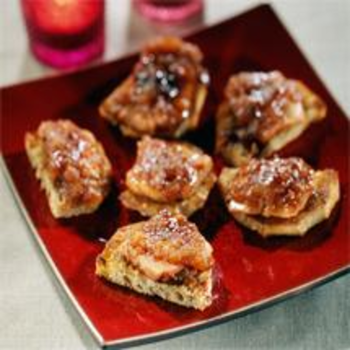 Canapés de pain aux graines au foie gras et aux raisins