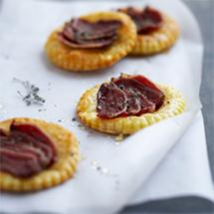 Canapés feuilletés aux champignons et au magret fumé