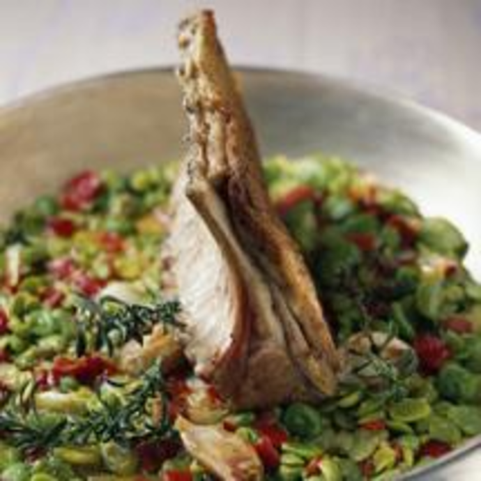 Carré d’agneau aux fèves, piment et romarin