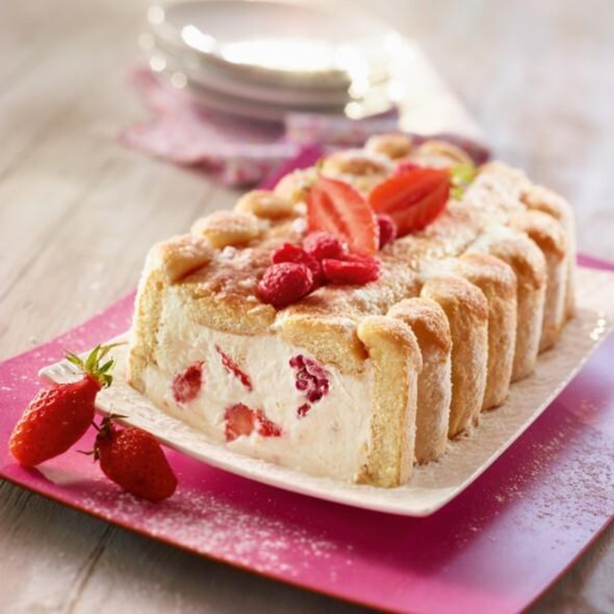 Charlotte légère aux fraises et framboises
