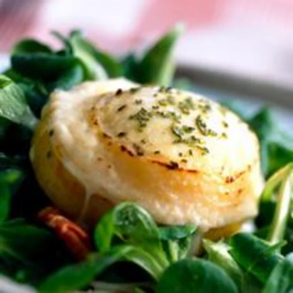 Chèvre chaud sur feuilles de mâche