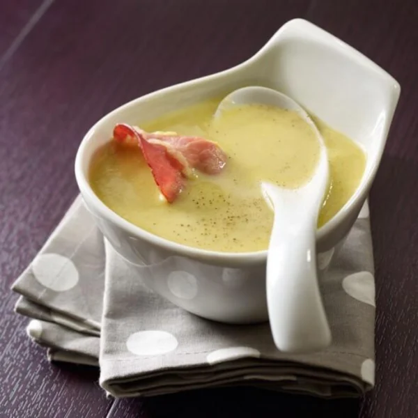 Crème de pois cassés, tranches de bacon grillées