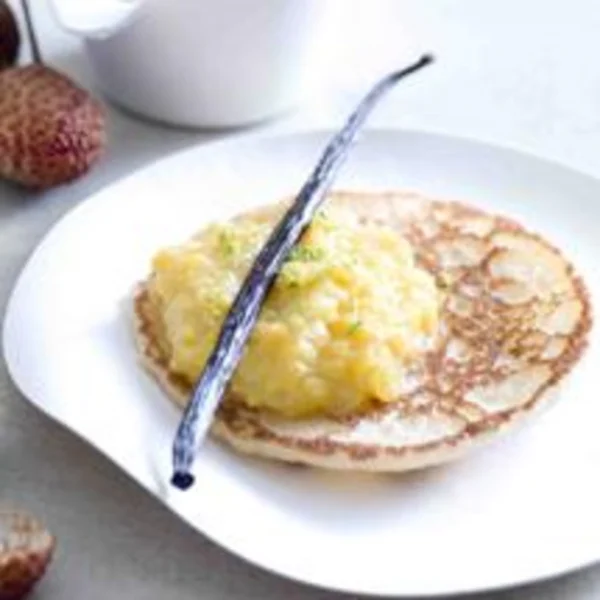 Crêpes à la vanille, chutney de mangue et nage de litchi à boire