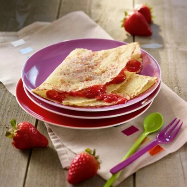 Crêpes au lait d’amande et compote de fraises au romarin