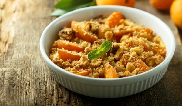 Crumble au melon et aux abricots