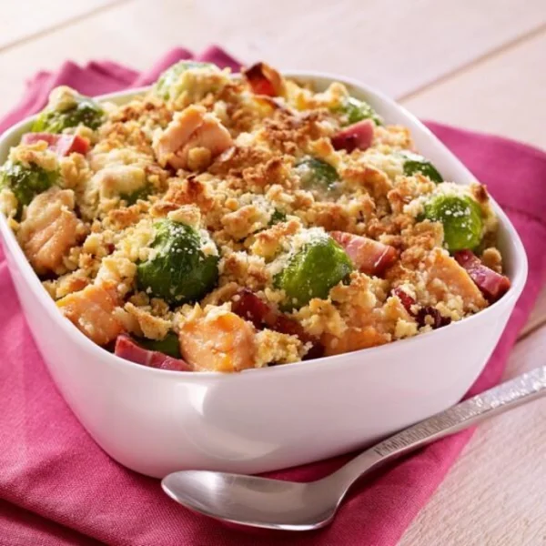 Crumble aux noisettes, saumon, choux de Bruxelles