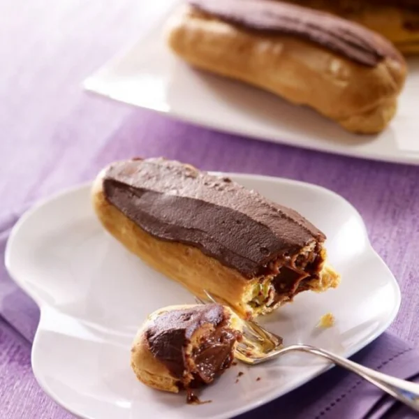 Eclairs au chocolat et leur glaçage fait maison