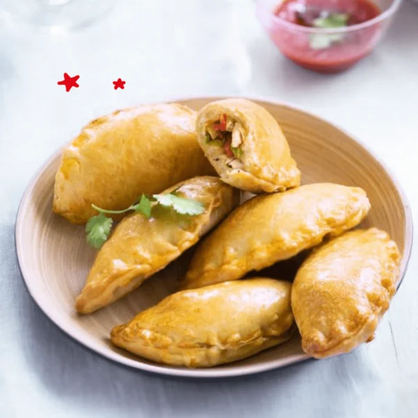Empanadas au poulet, olives, tomates