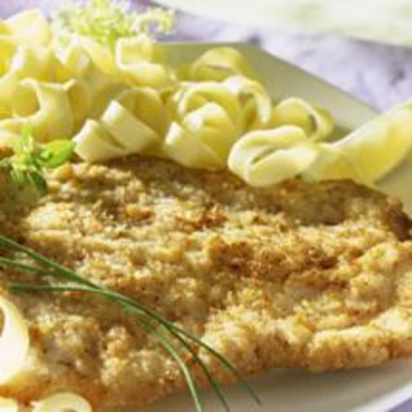 Escalope milanaise sur lit de tagliatelles au beurre (Italie)