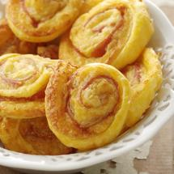Escargots de pâte feuilletée au Parme et coulis de tomates au basilic