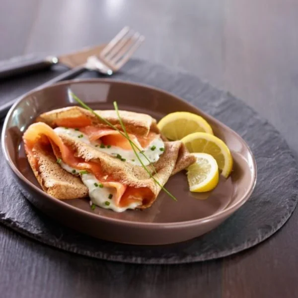 Galette au saumon fumé, crème et ciboulette