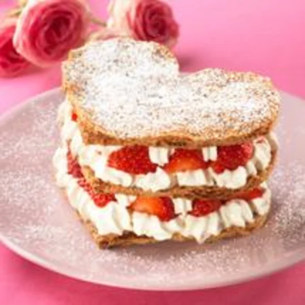 Millefeuille en coeur aux fraises et à la chantilly