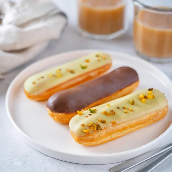 Mini éclairs de Pâques à la pistache et au chocolat