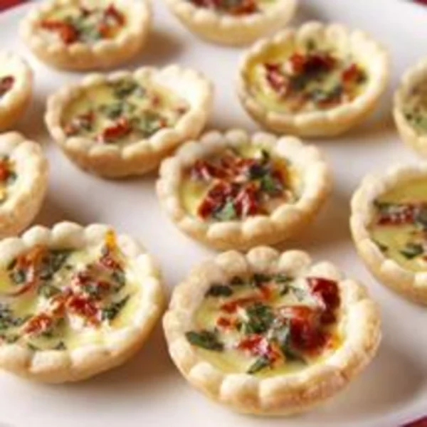 Mini-quiches tomates, basilic et olives noires