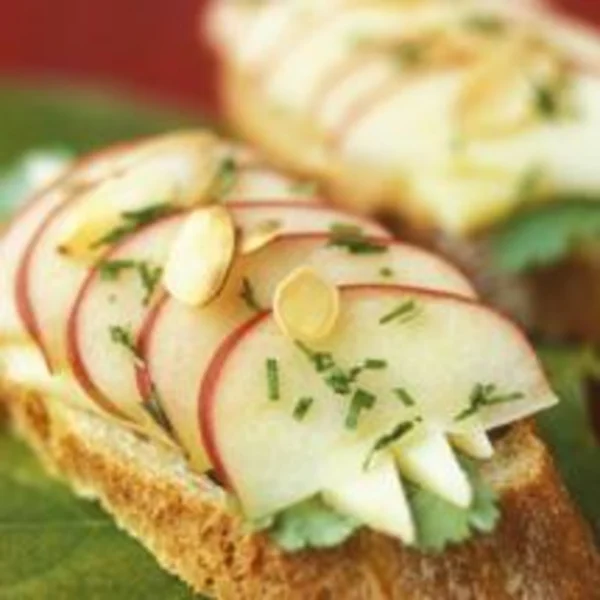 Pain de campagne, fromage de brebis, pommes et amandes