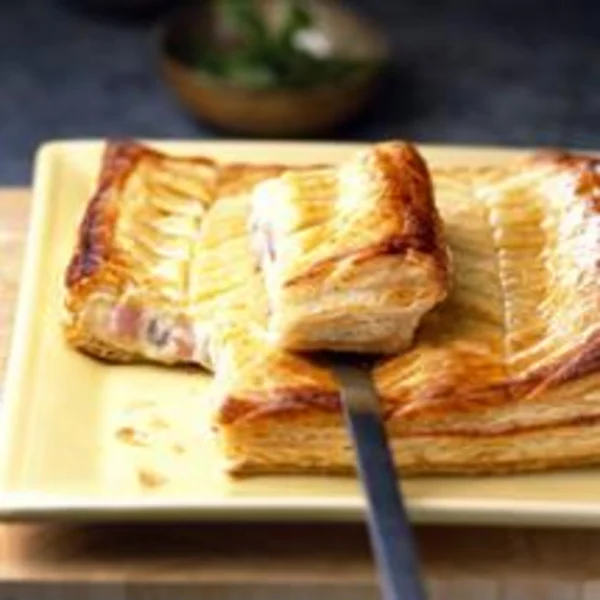 Petits carrés feuilletés farcis au saumon et à la ricotta