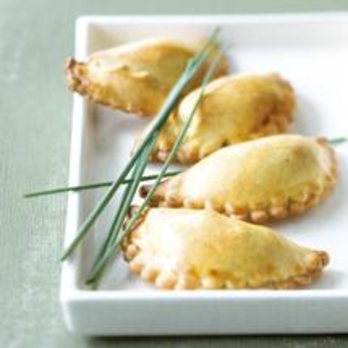 Petits chaussons à la confiture d’oignons rouges et aux foies de volaille