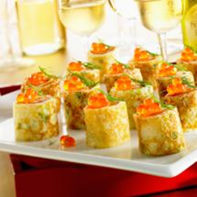Petits rouleaux au tarama, concombre et oeufs de saumon