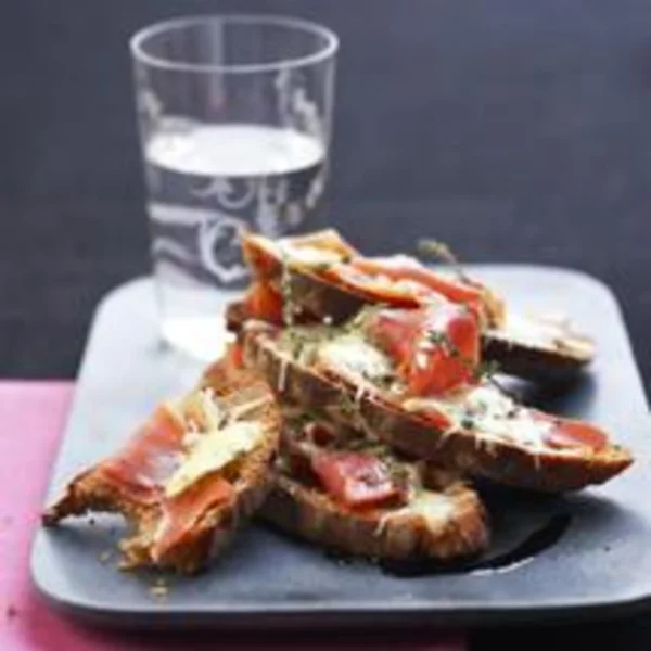 Petits toasts au vacherin et au speck