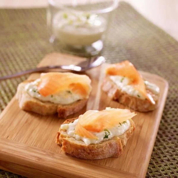 Petits toasts de pain aux graines au saumon fumé
