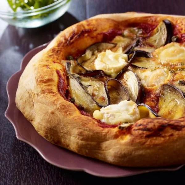 Pizza au fromage de chèvre et aubergines