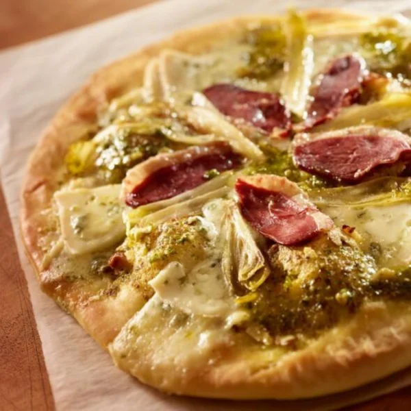 Pizza aux endives et au magret de canard fumé