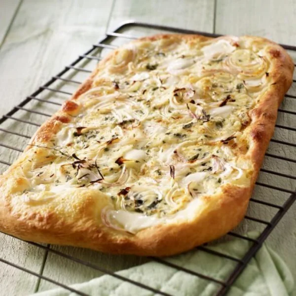 Pizza blanche aux oignons et au bleu