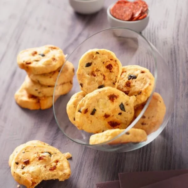 Sablés comté, chorizo et olives