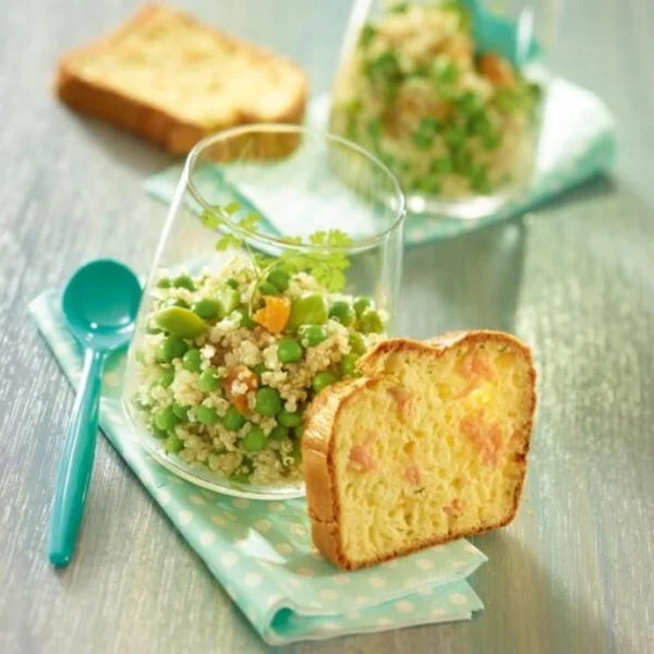 Salade de quinoa en verrines et sa part de cake au saumon