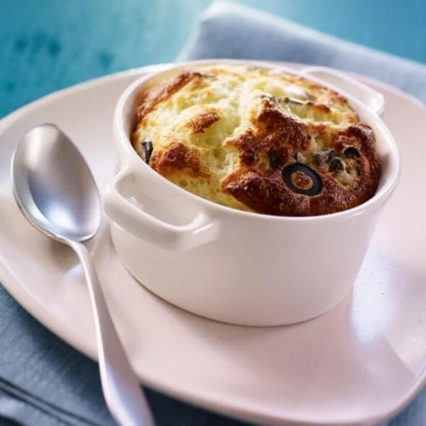 Soufflé au bleu et olives noires