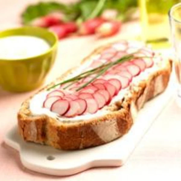 Tartines de fromage blanc et radis roses