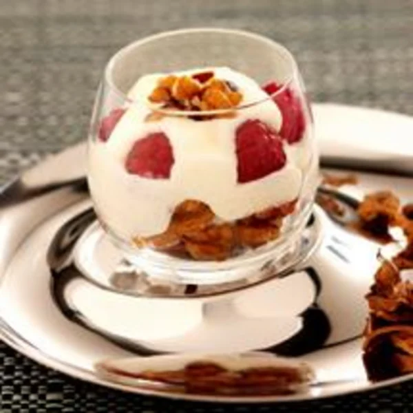 Tiramisu aux noix, noisettes et framboises