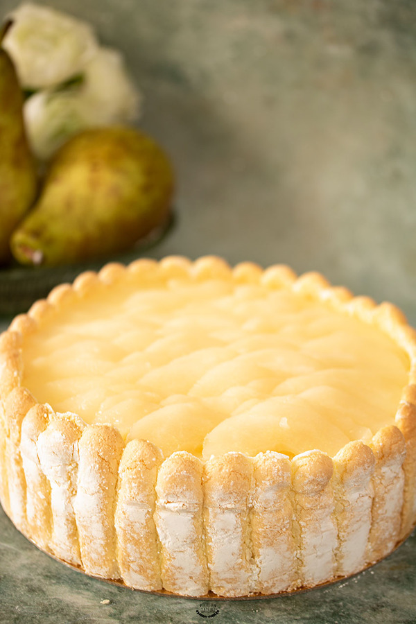 Charlotte aux poires et à la crème pâtissière rapide et délicieuse