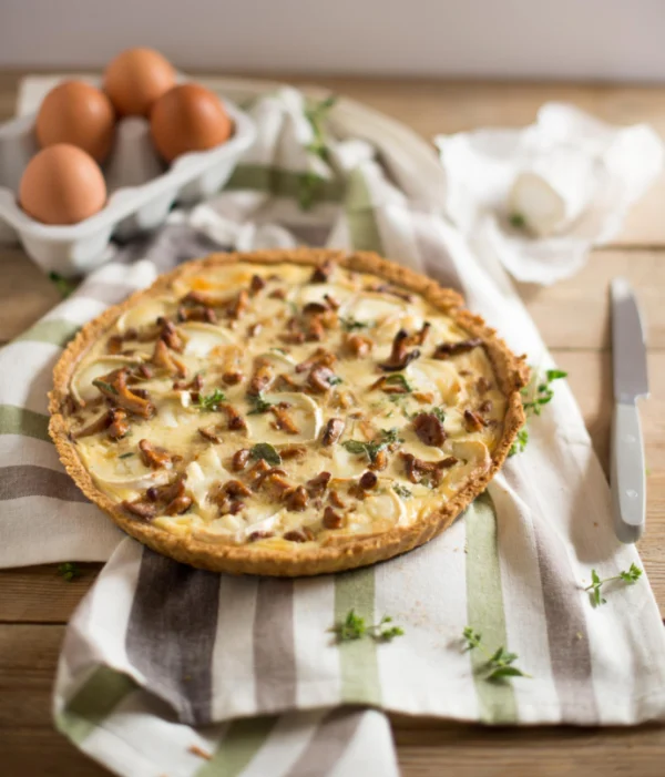 Tarte au fromage de chèvre, champignons et noix