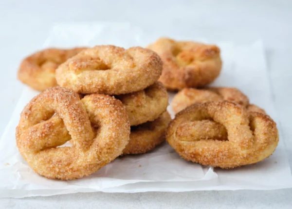 Bretzels sucrés à la cannelle