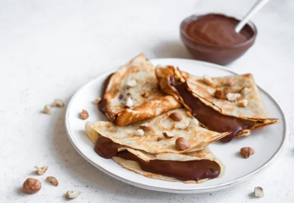 Crêpes à la pâte à tartiner maison et noisettes torréfiées