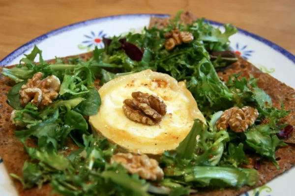 Galette salée chèvre, noix, gruyère râpé et miel